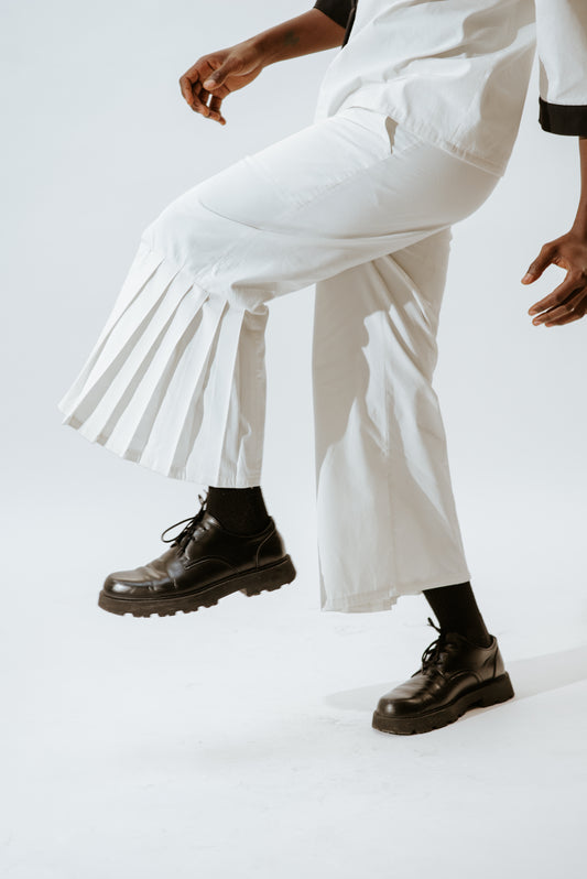 PANTS WITH PLEATED SIDES